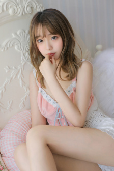 女性黑色蕾丝抹胸开叉短裙拔萝卜
